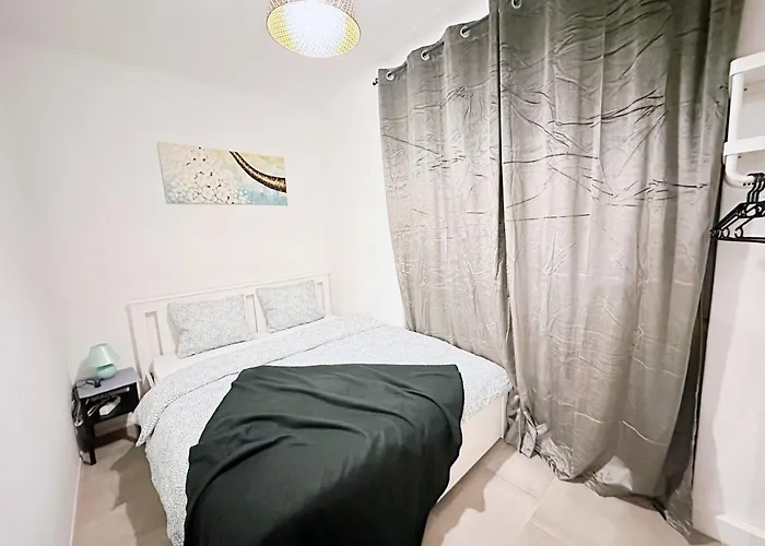 Charming 3 Bedrooms Near Station Apartment *